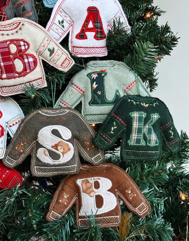 Anpassade julgranskulor med monogramapplikation - Hantverksmässigt tillverkade av återvunnet material bild 15