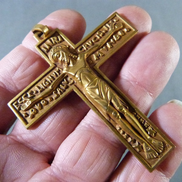 Rare Croix Pectorale en bronze doré Crucifix Art Déco par Fernand Py