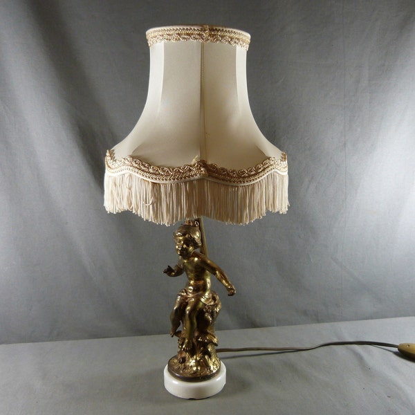 L.F. MOREAU Belle lampe de style Art Nouveau représentant une jeune fille. En régule à patine bronze doré et base en marbre blanc.