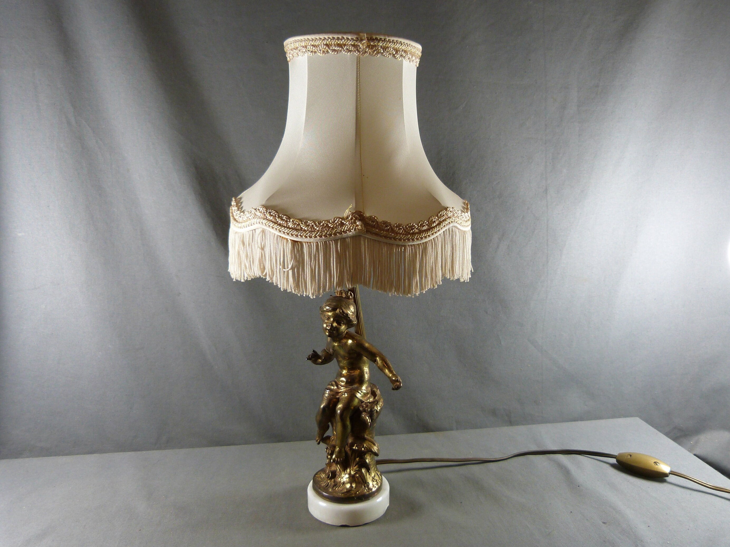 L.F. MOREAU Wunderschöne Lampe im Jugendstil, die ein junges Mädchen darstellt. Aus Zink mit vergoldeter Bronzepatina und weißem Marmorsockel.