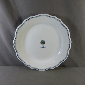 Plato de barro de Nevers de finales del siglo XVIII, con decoración de un árbol en azul y verde