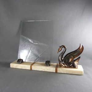Escultura francesa Art Déco Bronceada Spelter dorada y verde Cisne montado en mármol