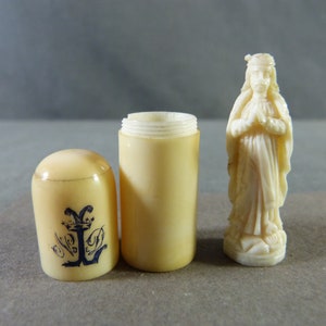 Estatuilla de plástico de la Virgen María en su altar portátil de baquelita