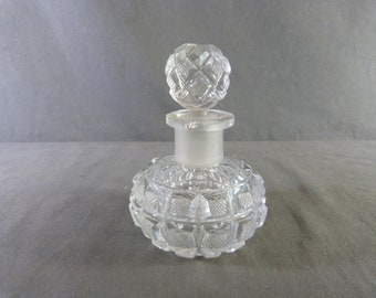 CRISTALLERIE du CREUSOT Flacon à parfum en cristal taillé, pointe de diamant et grain de sel époque Charles X