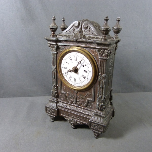 Horloge Pendule Réveil Néo-gothique en régule époque Napoléon III