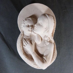 Zabytkowa płaskorzeźba religijna Gipsowa statua, popiersie Matki Boskiej i Dzieciątka Jezus