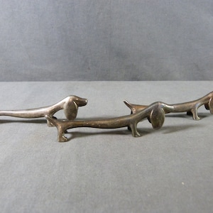 Tre poggia coltelli per cani in argento vintage, ideali per la tavola delle feste. Cane bassotto