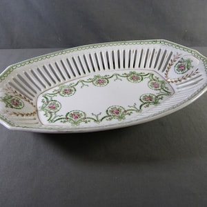 Superb Fruit Basket Openwork Porcelain Basket decorated with baskets of flowers and ribbons, date from the beginning of the 20th century
