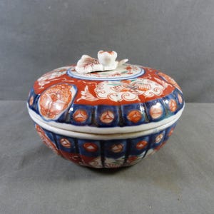 Imari porcelain covered bowl or ginger jar, Japan, 19th century - Imari candy dish