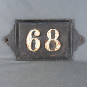 Altes großes und schweres französisches Hausnummer 68 Tür-Wandschild aus Gusseisen
