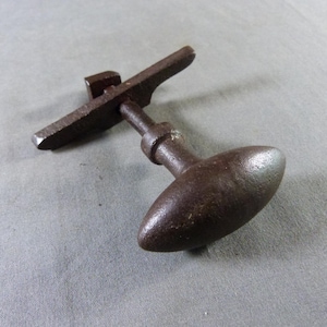 Peut inclure: Une tasse en céramique blanche avec un motif floral coloré. La tasse a une anse et une finition brillante. Les fleurs sont dans les tons de rose, de violet et de jaune. La tasse est pour les boissons chaudes.