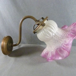 Französische Art-Déco-Wandleuchte aus Kupfer und violettem Glas