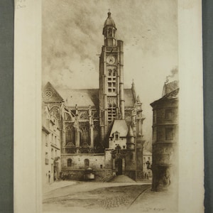 Pode incluir: Uma gravura em tons sépia da igreja de Saint-Étienne-du-Mont em Paris. A obra de arte detalhada retrata a fachada da igreja, a torre do relógio e os edifícios circundantes. A imagem inclui o texto "SAINT-ETIENNE DU MONT" na parte inferior.