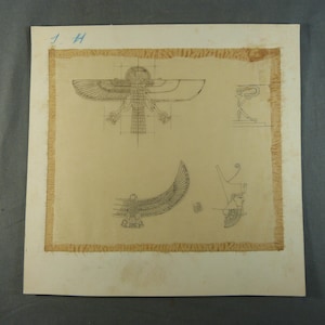 Könnte beinhalten: Zeichnung auf gealtertem Papier mit mehreren detaillierten Skizzen antiker ägyptischer Motive. Die Skizzen umfassen eine geflügelte Sonnenscheibe, einen stilisierten Vogel und einen Pharaonenkopf. Das Papier hat einen rauen, strukturierten Rand und den Text "1 H" in der oberen linken Ecke.