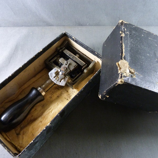 Tampon encreur, tampon dateur, Machine à numéroter, Timbre dateur vintage réglable années 30, dans sa boîte d'origine