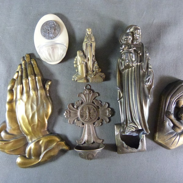 Lot de 6 décors religieux : bénitiers, statues...