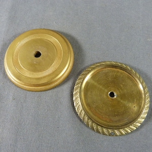 Paar Möbelgriffabdeckungen im Louis-Philippe-Stil aus vergoldeter Bronze