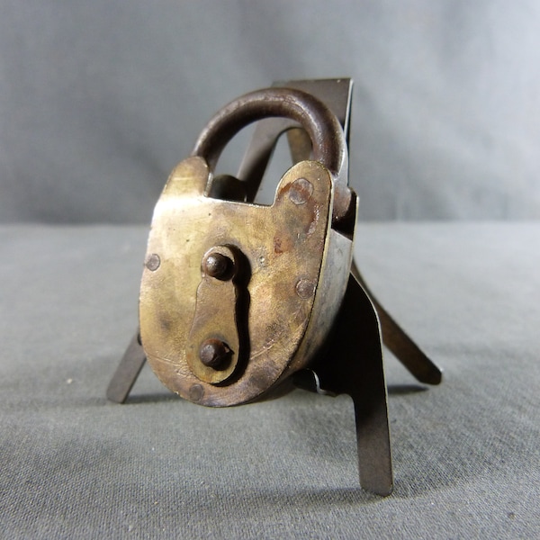 Cadenas ancien français en cuivre sans sa clé, décor rustique, décor de ferme