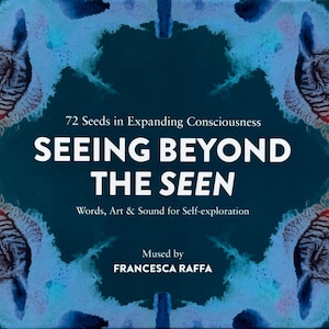 Könnte beinhalten: Ein dunkelblaues Buchcover mit dem Titel "SEEING BEYOND THE SEEN" in Weiß, mit dem Text "72 Seeds in Expanding Consciousness" darüber und "Words, Art & Sound for Self-exploration" darunter. Das Cover zeigt abstrakte blaue und rote Aquarelldesigns.