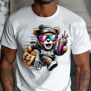 Pode incluir: Camiseta branca com um urso de desenho animado usando óculos de sol, um moletom preto com a escrita "Doordash" e tênis. O urso carrega um saco de batatas fritas e uma bebida roxa com canudo. O urso está correndo.