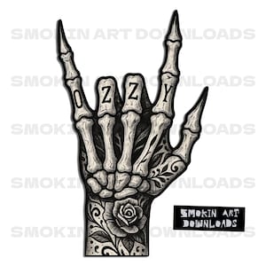 Puede incluir: Ilustraci&oacute;n en blanco y negro de una mano esquel&eacute;tica haciendo el gesto de 'rock on'. La palabra "OZZY" est&aacute; escrita en los nudillos. La mano est&aacute; decorada con tatuajes florales. La imagen incluye el texto "SMOKIN ART DOWNLOADS".
