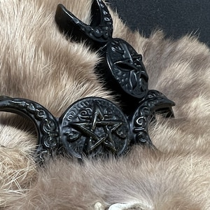Triple moon carving