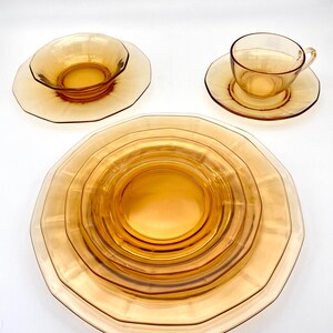Puede incluir: Juego de vajilla de vidrio &aacute;mbar con borde festoneado. El juego incluye un plato de cena grande, un plato para ensalada, un taz&oacute;n y una taza de t&eacute; y un platillo.