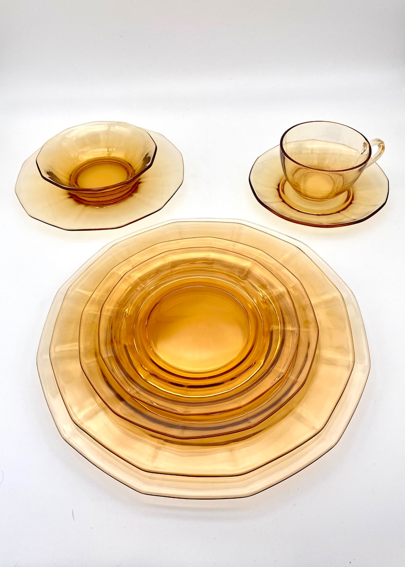 Puede incluir: Juego de vajilla de vidrio &aacute;mbar con borde festoneado. El juego incluye un plato de cena grande, un plato para ensalada, un taz&oacute;n y una taza de t&eacute; y un platillo.