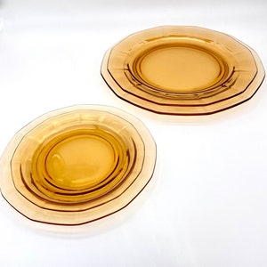 Puede incluir: Dos platos de vidrio &aacute;mbar con borde festoneado. Los platos est&aacute;n apilados uno encima del otro.