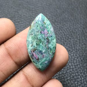 Cabochon curativo in fosside di rubino da 18,95 carati: gemma a forma di marquise per gioielli in macramè (30x15x5 mm)