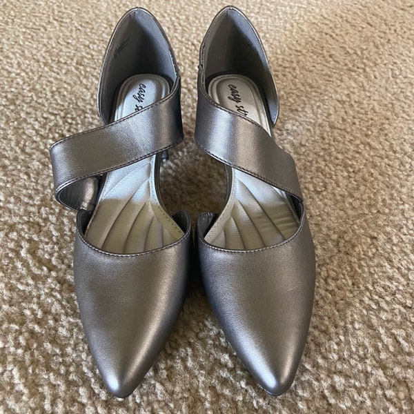 Easy Street Women’s Pewter slip-on pump shoes. Size 7M.