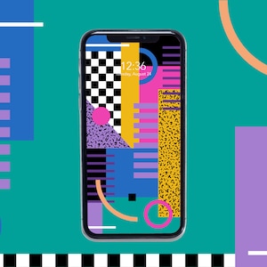 Op de afbeelding: Een smartphone toont een kleurrijk, abstract behang met geometrische vormen en patronen. Het ontwerp bevat een dambord, een roze cirkel, een geel en zwart gespikkelde sectie en lijnen en rechthoeken in blauw, paars en oranje. De tijd, 12:36, is zichtbaar.