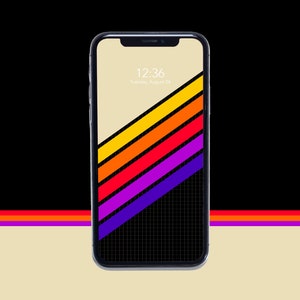 Puede incluir: Un smartphone muestra un diseño de fondo de pantalla retro con rayas diagonales en amarillo, naranja, rojo y morado. La pantalla del teléfono muestra la hora 12:36 y la fecha martes 24 de agosto. El fondo es negro y beige con una franja horizontal.