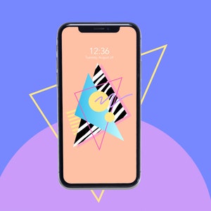 Peut inclure: Un smartphone affiche un fond d'écran rétro avec des formes géométriques. Le design comprend un triangle turquoise, un cercle jaune et des rayures noires et blanches sur un fond pêche. L'heure 12h36 et la date mardi 26 août sont affichées en haut.