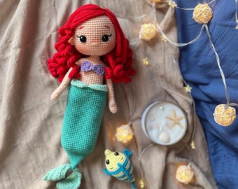 Handgemaakte gehaakte zeemeerminpop met vis - katoenen amigurumi-speelgoed