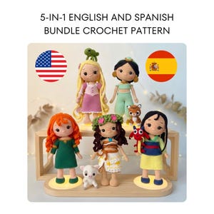 Puede incluir: Un patrón de ganchillo 5 en 1 en inglés y español que presenta cinco muñecas hechas a mano con cabello y atuendos de hilo, incluida una muñeca rubia con un lagarto verde, una muñeca de pelo oscuro con un tigre y una muñeca con un pequeño cerdo blanco.