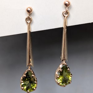 Antika örhängen i 9 karat guld med peridot