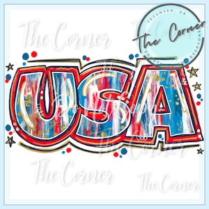 Könnte beinhalten: USA in fetten, weißen Buchstaben mit roten, weißen und blauen Farbstichen und goldenen Akzenten. Die Buchstaben sind mit Schwarz und Gold umrandet. Der Hintergrund ist weiß mit roten, weißen und blauen Punkten.