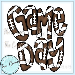 Puede incluir: Texto "Game Day" en marrón y blanco con un diseño de balón de fútbol. Las letras están delineadas en negro y tienen una franja blanca en el medio.