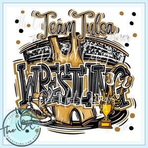 Puede incluir: Diseño gráfico en oro y negro con el texto "Team Tulsa Wrestling" y un uniforme de lucha libre, un par de zapatos de lucha libre y un trofeo dorado con un número uno.