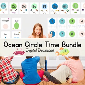 Op de afbeelding: Een klaslokaal met drie kinderen die op de vloer zitten en naar een whiteboard kijken met kleurrijke grafieken en de tekst "Ocean Circle Time Bundle Digital Download". De grafieken bevatten letters van het alfabet, cijfers en vormen.