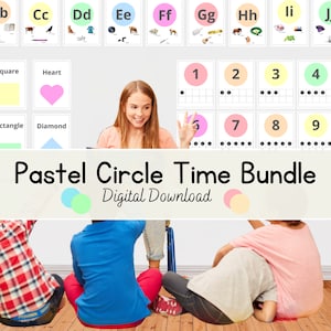 Op de afbeelding: Pastelkleurig cirkeltijdpakket voor kleuterschool of basisschool. De set bevat alfabetkaarten, vormkaarten en getalkaarten met stippen. De afbeelding toont een leerkracht en drie kinderen die de kaarten gebruiken.