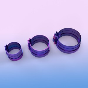 Può includere: Tre tagliabiscotti metallici blu e viola a forma di melograno, di diverse dimensioni.