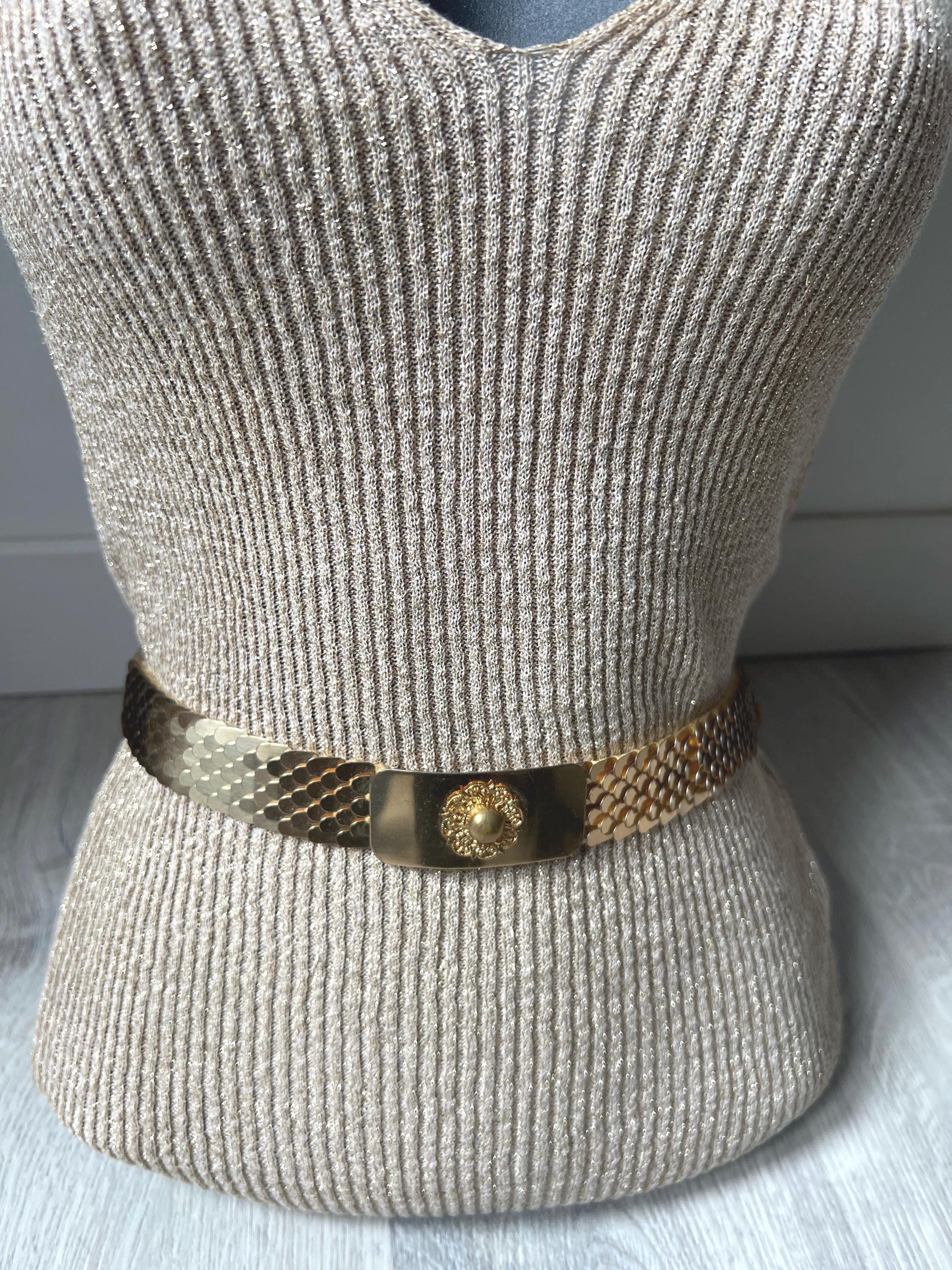 Gold fish scale Stretch Belt with Floral Accent.  Vintage. Vintage Fish Scale Belt, Gold Tone Stretch Waist Belt  main image 3