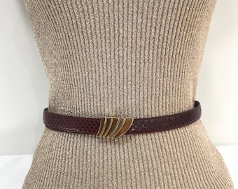 Cintura sottile vintage in pelle di serpente color bordeaux.