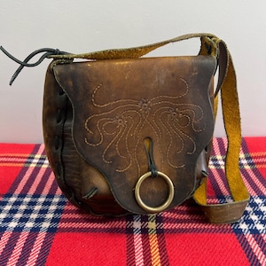 Sac porté épaule vintage en cuir marron repoussé à la main