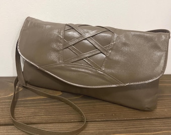 Bolso bandolera tipo sobre vintage color topo