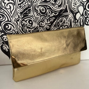 Pochette de soirée rectangulaire en vinyle doré à rabat