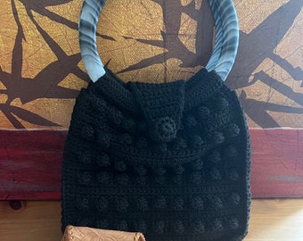 Sac à main vintage en macramé noir avec poignées rondes en plastique contrastant avec porte-monnaie en cuir