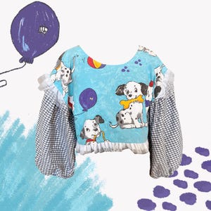 Top corto con mangas abullonadas y estampado de dálmatas, Hello Kitty y dinosaurios: blusa reciclada, hecha a mano y con mangas abullonadas de cuadros vichy.